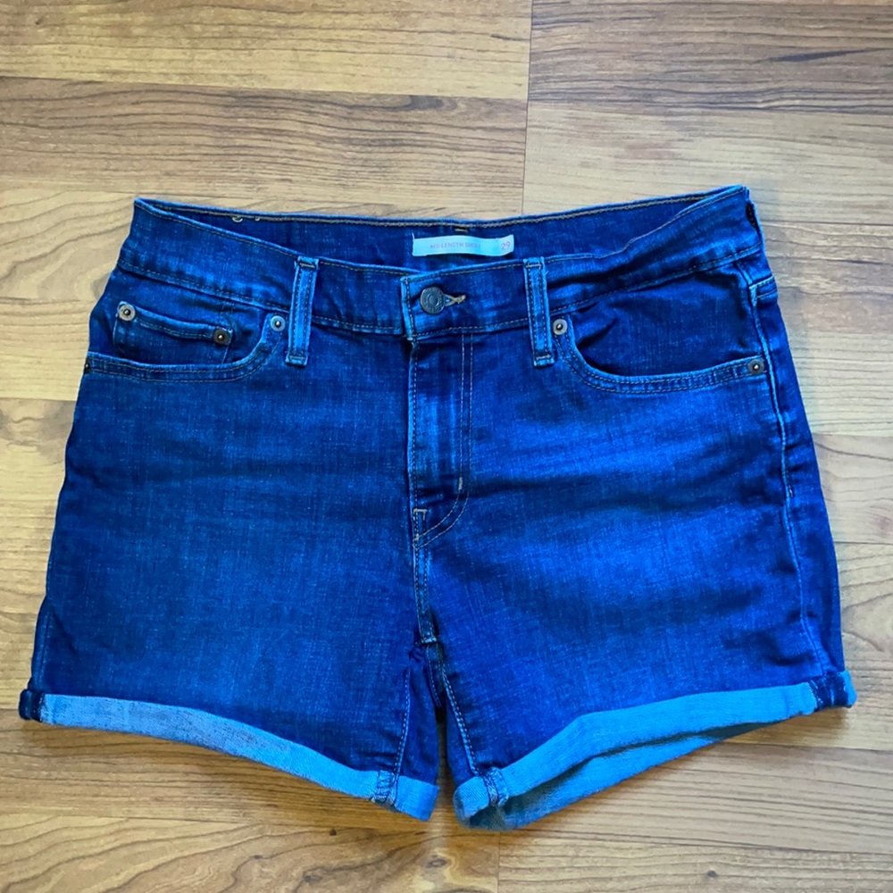 Levi’s Mid Length Short